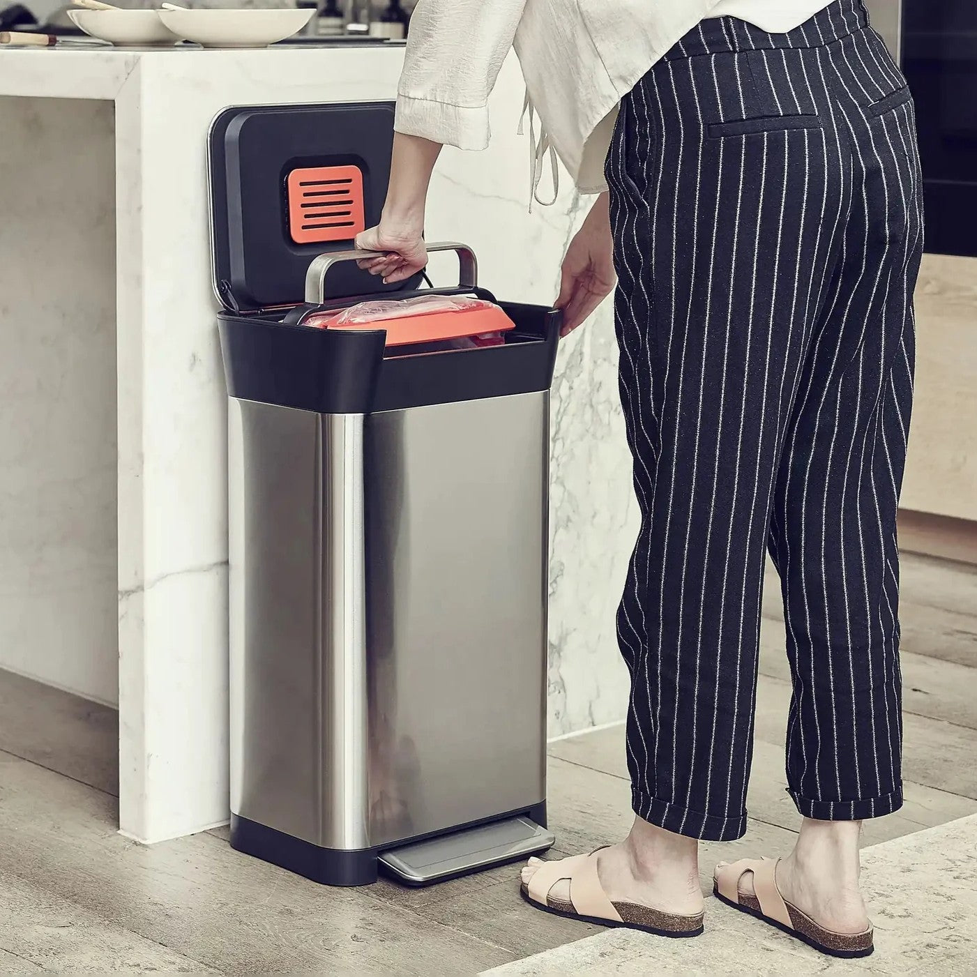 פס אשפה חדשני נירוסטה עם ידית דחיסה, מכיל עד 90 ליטר אחרי דחיסה